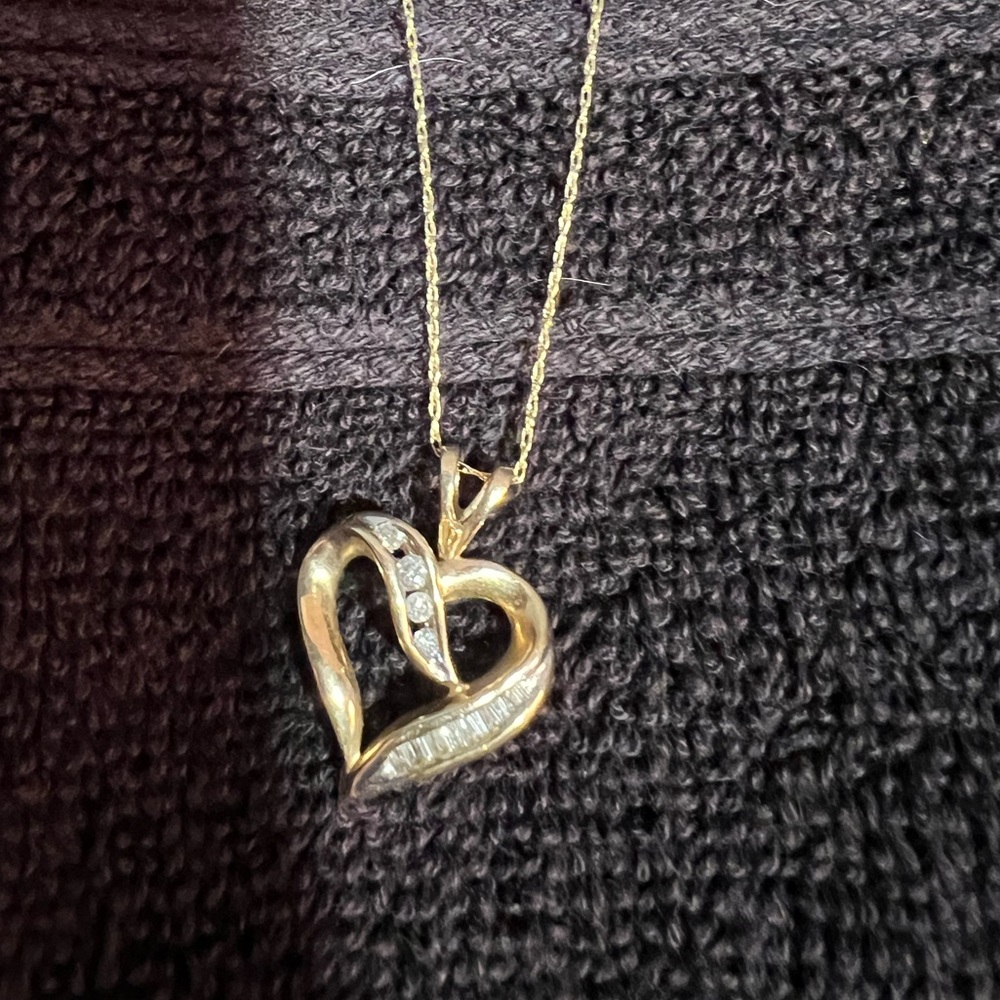 10 KT yellow gold chain and diamond heart
